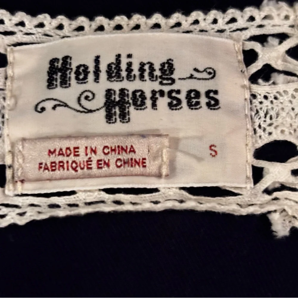 HOLDING HORSES neckline long